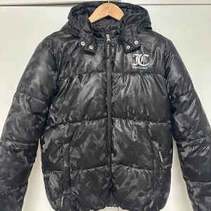 Juicy vinterjacka - Vinterjacka Juicy Couture – Nyskick, storlek 15/16 år  Säljer en vinterjacka från Juicy Couture Jackan är i nyskick, knappt använd och perfekt för kalla vinterdagar. Den är både varm, vindtät och vattenavvisande. Nypris >>1119kr<<