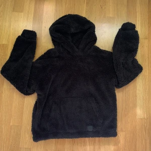 Fluffig hoodie - Jätte mysig och skön hoodie. Perfekt för det kalla vädret. Några ställen är lite mattade men har försökt att borsta ut det så det ser iaf lite fräschare ut. Mycket bekväm dock som sagt. 