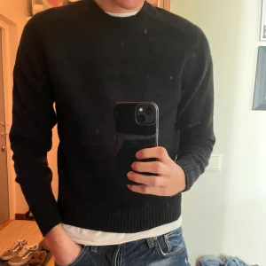 Svart stickat - Svart stickad tröja från uniqlo. Den är för liten för mig men är i bra skick. Snygg till hösten!
