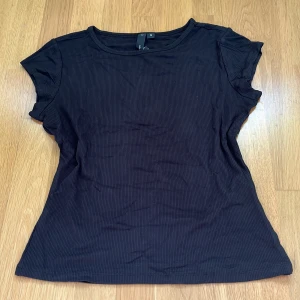 Svart kortärmad topp - Helt ny aldrig använd. Har tyvärr inte prislapp. Står S men passar egentligen som XS. 