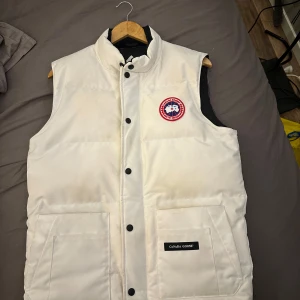 Canada goose väst - Säljer min vita CG väst då jag inte är i behov av den. Köpt från farfetch för 6799kr. Dock har jag inte låda kvar då jag slängde den. Har tags kvar som medföljer. Storleken är S cond 10/10. Använd en vinter. (VATTEN TÄT) vatten avdunstar❗️❗️