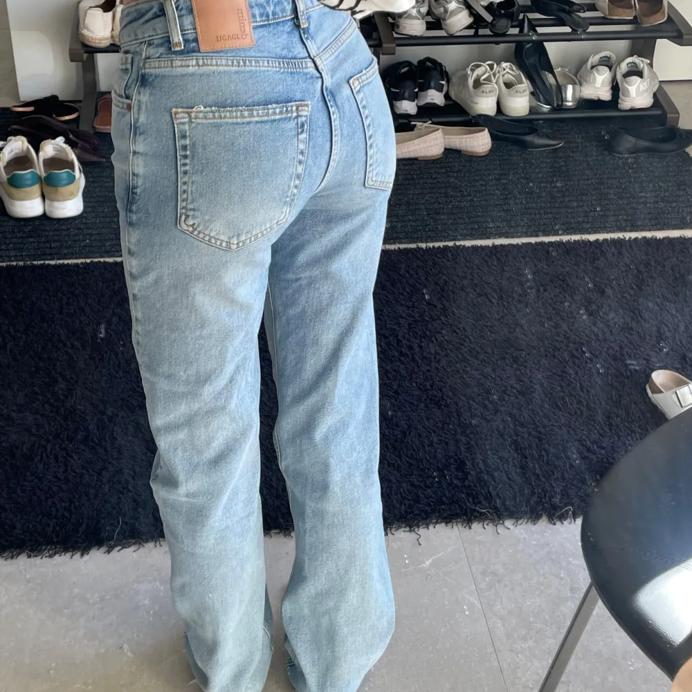 Säljare dessa ljusblå jeans med straight modell och mid waist, har slitningar längst ner se bild (var så när de köptes)☺️☺️ storlek 24 längd 32. Jeans & Byxor.