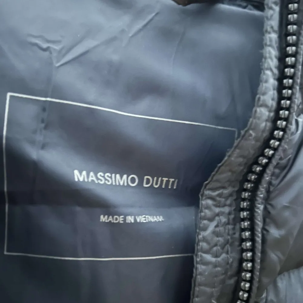 Massimo Dutti Jacka som inte säljs längre. Skick 8/10, inga defekter. Nypris 1500 kr. Perfekt jacka inför hösten. Pris kan diskuteras. Passar både M och S. Inga returer‼️. Jackor.