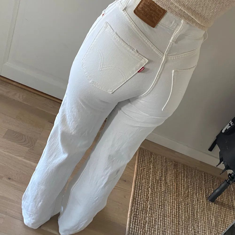 Säljer alla mina högmidjade jeans från Levi's då jag inte använder högmidjat längre. Alla jeansen är i storlek W23 och modell ribcage straight.. Jeans & Byxor.