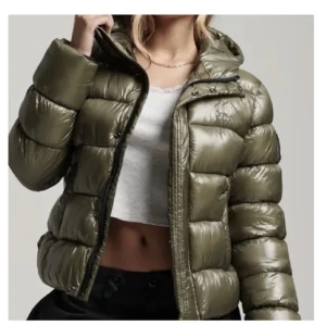 Superdry jacka  - Säljer min fina Superdry puffer jacka som är i nyskick. Kommer tyvärr inte till användning. Storlek 42 men passar mig som normalt har s, liten i storlek. Slutsåld överallt! Bara att skriva vid frågor💕