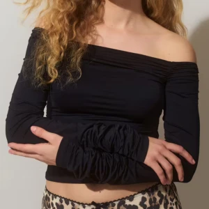 off shoulder top  - Hej! Nu säljer jag denna fina tröjan som tyvärr inte kommit till någon användning den är alltså helt ny! Jag köpte den för 300kr och säljer för 200kr (priset kan diskuteras). Köparen står för frakten inte jag! Bilderna är från Gina Tricots hemsida!