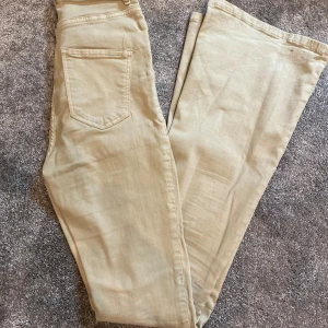 Beige bootcutjeans  - Beige highwaist bootcutjeans från bubbleroom i denim. Storlek 34, passar 165-170cm. Fint skick förutom att ena byxbenet blivit lite uppskaft längst ner. Inget som syns. 