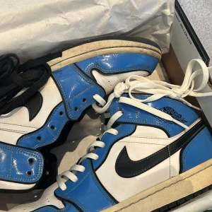 Jordan 1s  - Skit snygga och as sköna skor till riktigt kanon pris några små defekter men inget som syns priset kan diskuteras 