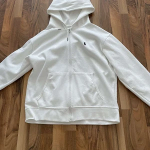 Ralph lauren zip - En bra vara helt ny skick fick den i present och insåg att jag redan hade en liknande så vill få bort den för lite extra pengar 👍