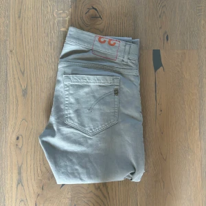 Dondup George - Tja säljer dessa dondup jeans i modellen George. Skicket är 9/10 har andvänts få gånger och det finns inga defekter. Hör gärna av dig om du har någon fråga🙌
