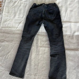 svarta bootcut  - svarta jeans i bra skick, andvänt få gånger