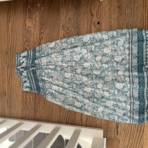 Möstrad blå långkjol  - Långkjol som är stretchig och kan bäras low och higwaist 