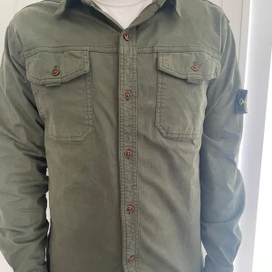 Stone island skjortjacka  - Grön stone island skjortjacka, använd ca 3 gånger, ser ut som helt ny 