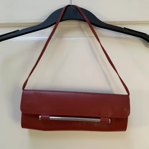 Röd baguetteväska - ❤️ Otrolig axelväska ❤️ Köpt secondhand men kommer från dumond ❤️ Lite smuts på baksidan som enkelt går att ta bort