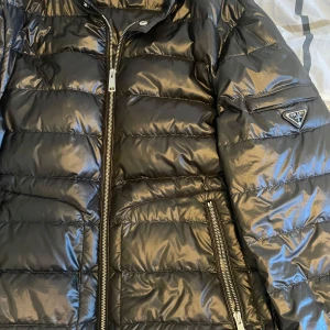 Prada jacka - Nyskick 10/10, endast använd ett fåtal gånger. Köpt direkt i butik i Italien, nypris låg på €1200-1300. Vid frågor/intresse tveka inte på att skriva. Priset kan diskuteras