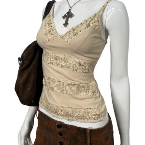 Y2k vit / cremefärgad topp  - Jättefin topp med unika detaljer :) köpt på Vinted och lånad bild från förra säljaren men skicket är förstås lika fint som visas i bilderna