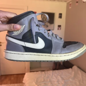 Jordan 1 mid wmns - De är lite noppriga på insidan och lite av sulan är borta (se bild). Annars bra skick. Färgen cement grey.