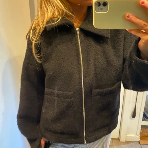 Stockholm  - Snygg jacka perfekt till hösten och vår! Väldigt skön och varm, använd fåtal gånger💗💗
