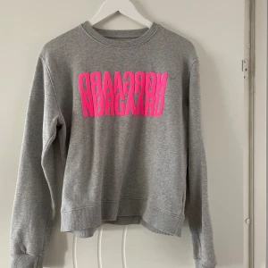 Mads nørgaard sweatshirt  - Säljer min gråa sweatshirt från Mads nørgaard med neon rosa tryck. Storlek 16y men är som en dam XS/S. Nypris omkring 1000kr.