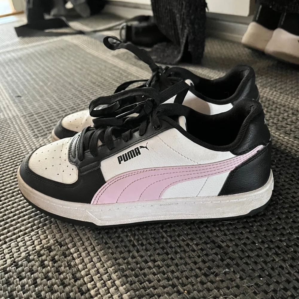 Puma sneakers som är använda några gånger men ändå relativt rena och i fint skick. Skor.