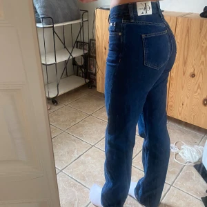 Calvin Klein jeans  - Jag säljer dessa Calvin klein Jeans då de aldrig kommit till användning, så de är i nyskick och ej använda. Jeansen är high rise straight med storleken på midjan w27 och längden L34. 