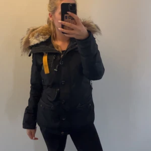 Parajumpers jacka  - Säljer min parajumper jacka i strl S då det inte är min stil längre, perfekt nu till vintern, jätte fint skick bara lite päls som har lossnat inuti luvan men inget som syns, hör bara av er om ni har frågor 💞