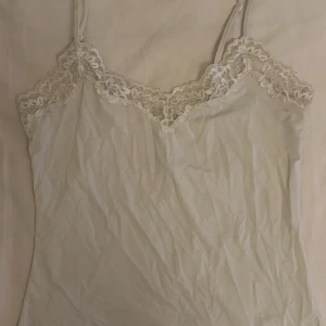 Spets linne - Ett jätte fint smuts vitt spets linne. Använd några gånger men inte trasig på något sätt💕