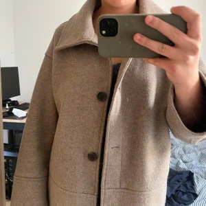 Jacka från kappahl - Super snygg kort kappa från Kappahl. Jättebra skick.💕 Kan tänka mig att gå ner i pris🥰