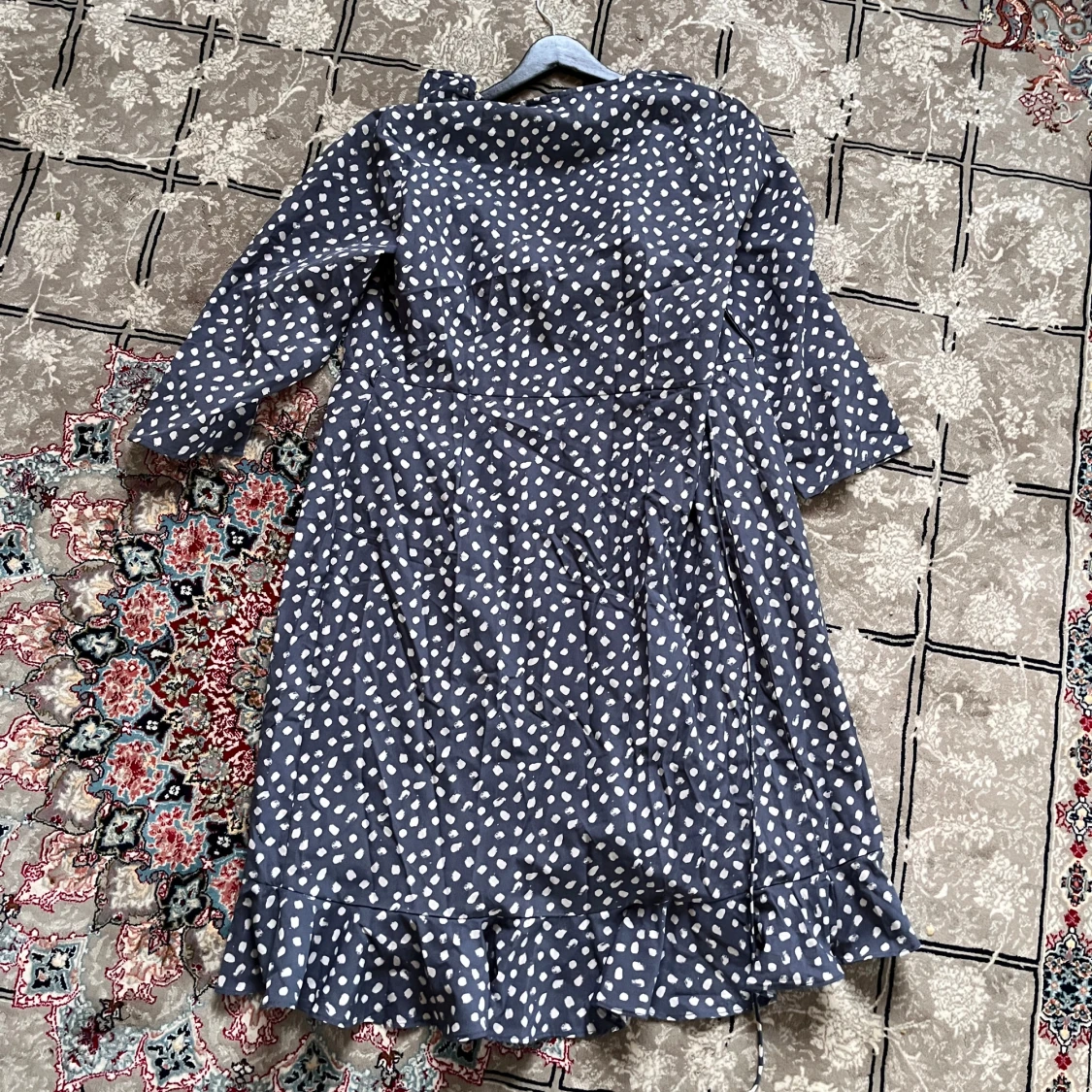 Mörkblå prickig klänning med volang - 90