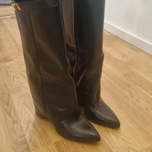 Knähöga stövlar bred passform - Supersnygga knähöga stövlar i bra skick, storlek 40.