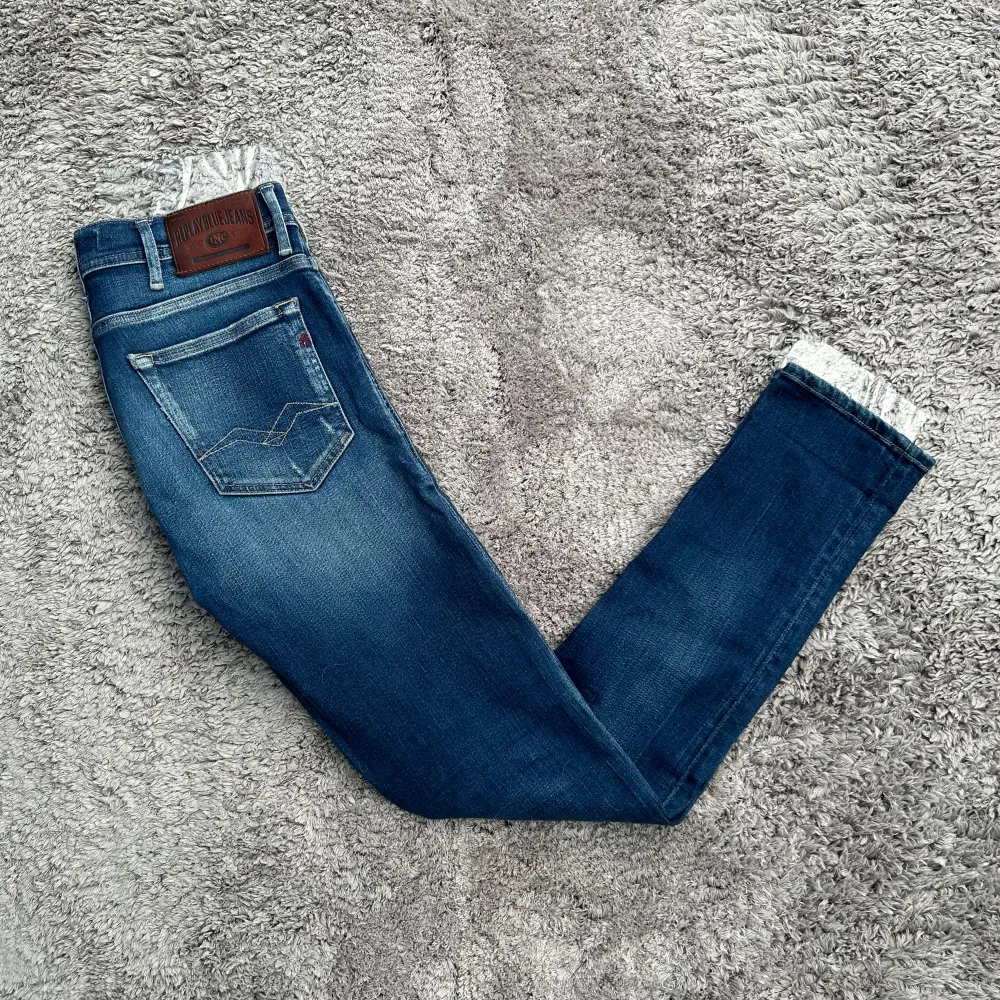 Replay jeans med slitningar || Absolut toppskick, 10/10 || Köp sker via plick eller Swish || Rabatt vid köp av flera plagg || Mvh, JeansFabriken ||  L. Jeans & Byxor.