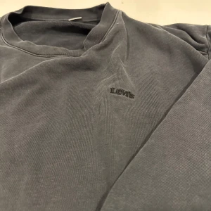 Grå Acid Wash Baggy Levi’s Sweater - Använd men ser bra ut Passar M-XL (oversized passform) Dm för fler bilder eller frågor