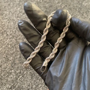 Cordell armband - Armbandet är 18cm långt och 6mm brett. Pläterad i  silver. Skriv för frågor