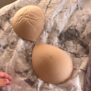 Klister bh - Klister bh som använts en gång och såklart diskats noggrant efteråt. Den är såklart lika klistrig efter diskning det är vad de stod på anvisningarna att man skulle göra .