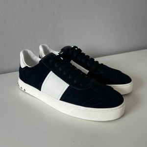Valentino flycrew  - Säljer nu dessa riktigt snygga valentino flycrew, box medkommer. 9.5/10 skick,  använda 2 gånger efter bilderna. Storlek 40 men passar storlek 41-42. Skorna har bara lite smuts på sulan, annars inga defekter. Skriv vid frågor! 