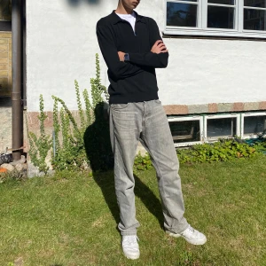 Svart Quarterzip - Svart Quarterzip som passar till allt! Lätt, enkel och perfekt att använda nu i höst🍁 Ett bra plagg att ha till hands🙌  Nypris 499kr