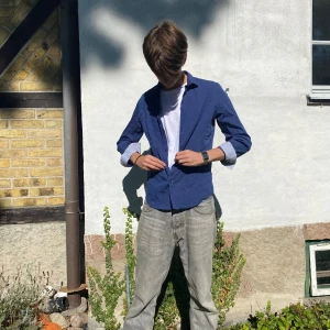 Blå skjorta från Calvin Klein - Läcker blå skjorta från Calvin Klein. Snygga mörkblåa ränder, passar perfekt i dina händer!😏 Nypris 649kr🍾