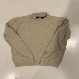 Beige Stickad Vero Moda Tröja - Bra skick Passar XS-S Dm för fler bilder eller frågor