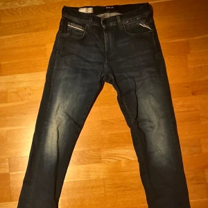 Replay Groover - Hej! Säljer nu mina marin blå Replay Groovers då de var lite för stora. Jeansen är i fint skick, om du har några funderingar så tveka inte att höra av dig! Mvh Bosse💯