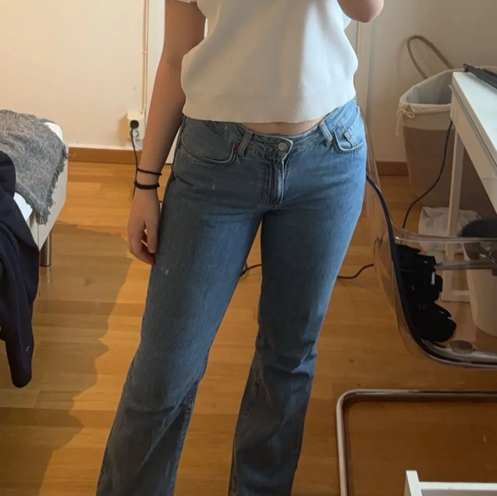 Straight low waist Jeans från Bikbok, andvänd ett par gånger men i fint skick🩷  W28 L32   OBS. Smutsig spegel på bilden jeansen är som nya ! Tryck på köp nu ! . Jeans & Byxor.