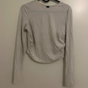 Basic vit tröja - En vanlig vit långarmad tröja från Shein med lite shrink på sidorna. Lite genomskinlig, kommer aldrig till användning. // Hör gärna av dig vid frågor!