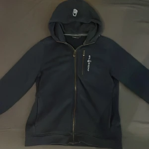 sail racing zip hoddie  - Säljer nu min sail racing zip hoddie pågrund av att den är för liten. Skicket på tröjan skulle jag säga 8/10. 