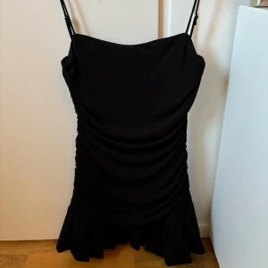 Fest klänning  - Fest klänning från zara i storlek S, oanvänd.
