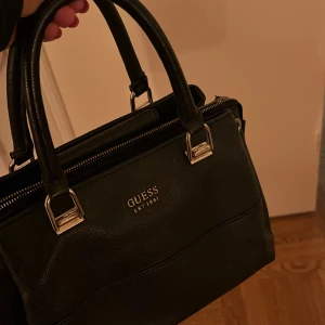 Guess Hand väska - Svart guess handväska. 