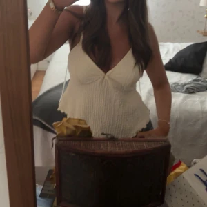 Gullig topp  - Vit jättegullig topp från Gina tricot. Den är i storlek L men passar M. 🤍🌸Använder inte den för den är lite för stor för mig men annars jättefin.