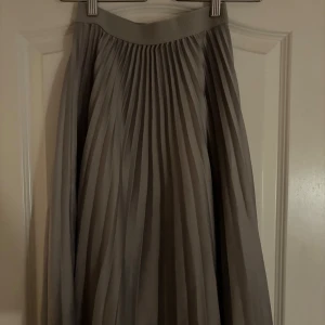 Kjolar - Säljer tre kjolar.  Den svarata är från bershka (strlk XS) och de andra är från H&M(strlk 34&36). De är felfria och passar bra inför sommaren.