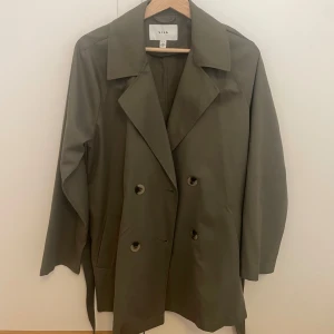 trenchcoat - Säljer denna vila trenchcoat som endast är använd 1 gång. 