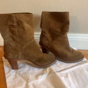 Säljer ett par snygga bruna boots i mocka från Robert Clergerie. De har en bekväm klack och är perfekta för höst och vinter. Skorna är i bra skick och passar både till vardags och fest.