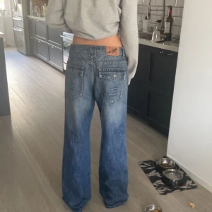 Vintage Baggy jeans - Vintage jeans med coola fickor. Köpta i Spanien på marknad märket är ”mas fashion”. Skulle säga att de är mid/high waist men de går nog att sy ner dom! Storlek beroende på hur man vill att de ska sitta 