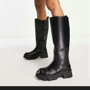 Svarta Knähöga Stövlar - använda 2-3 gånger, nypris 650kr